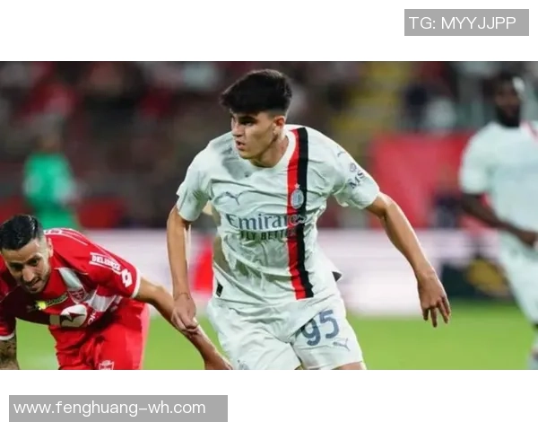 AC米兰友谊赛狂胜多特蒙德四球大胜引发争议判罚全场沸腾 AC米兰友谊赛狂胜多特蒙德四球大胜引发争议判罚全场沸腾